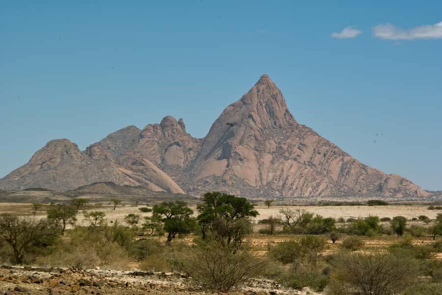 Spitzkoppe : via Zeila Shipwreck - Coastal Stops: Shipwreck Viewing, Vlotskasbaken, and the Henties Bay Area